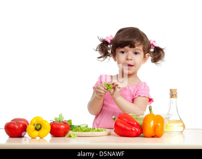 Petite fille faire une salade de légumes Banque D'Images