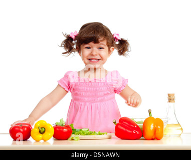 Happy kid girl la préparation des aliments sains Banque D'Images