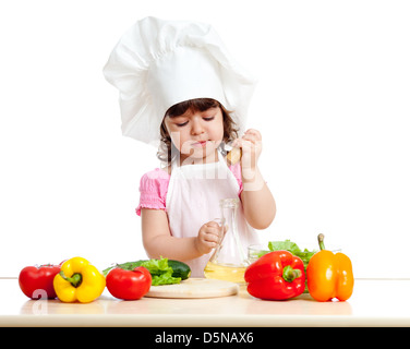 Fille mignonne avec des aliments sains les légumes et l'huile de tournesol Banque D'Images