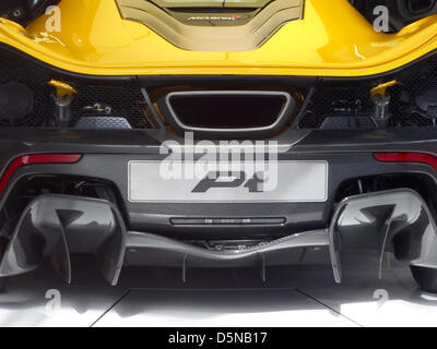 Londres, Royaume-Uni. Le 5 avril 2013. La McLaren P1 sur l'affichage à Londres McLaren sur Knightsbridge. La McLaren P1 est une supercar hybride qui produit 903 ch et les premières livraisons sont attendues en septembre 2013. Credit : Dutourdumonde / Alamy Live News Banque D'Images