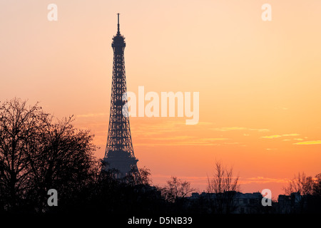 Tour Eiffel à Paris le rouge - jaune coucher du soleil Banque D'Images