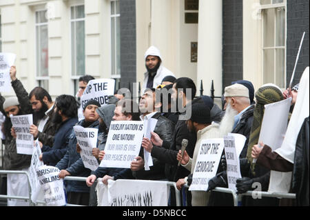 London, UK, 5 avril 2013 Anjem Choudary Muslim's groupe ait manifestation à l'extérieur de l'ambassade du Myanmar au cours de prétendues atrocités commises par les Bouddhistes contre les musulmans dans ce pays. Credit : martyn wheatley / Alamy Live News Banque D'Images