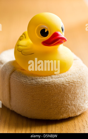 Canard de bain jaune sur la table en bois Banque D'Images