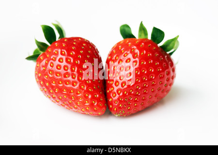 Fruits isolés - Deux fraises ensemble sur fond blanc. Banque D'Images