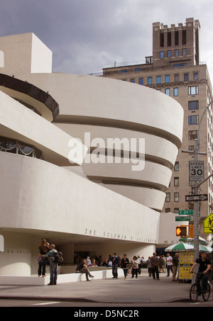 Le Musée Solomon R. Guggenheim sur l'Upper East Side de Manhattan à New York City. Conçu par Frank Loyd Wright. Banque D'Images