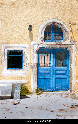 Un bâtiment abandonné se trouve abandonné dans la misère de la Grèce. Banque D'Images