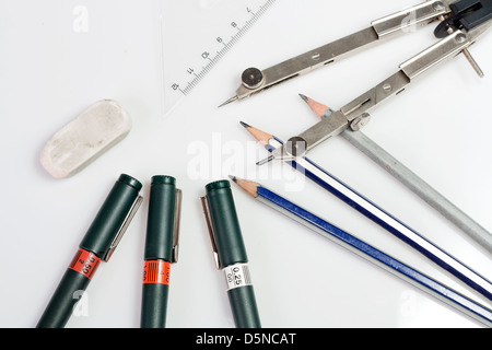 A L Arriere Plan De La Regle Compas De Dessin Technique Stylos Crayons Gomme En Caoutchouc Isole Sur Fond Blanc Photo Stock Alamy