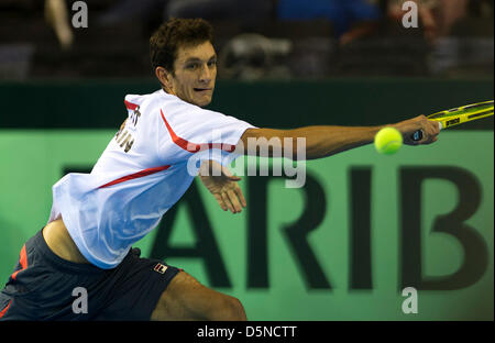 Coventry, Royaume-Uni. 5 avril 2013. La société britannique James Ward qui joue contre la Russie Evgeny Donskoy au cours de l'Euro/Groupe I de la zone Afrique Coupe Davis entre la Grande Bretagne et de la Russie de la Ricoh Arena. Credit : Action Plus de Sports / Alamy Live News Banque D'Images