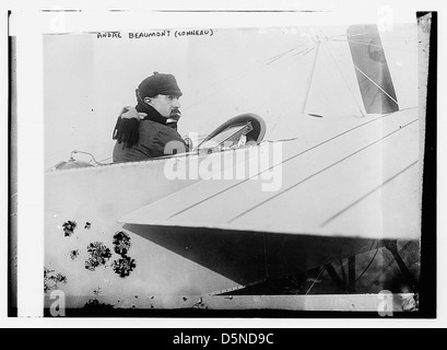 Cette photographie montre André Beaumont, également connu sous le pseudonyme de Jean Louis Conneau, aviateur français. Il est photographié avec un monoplan Blériot, un avion important du début du XXe siècle. Beaumont a participé à des courses comme la course de Paris à Rome à Turin. Banque D'Images