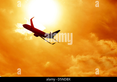 Silhouette d'avion big sur le magnifique coucher du soleil orange background, rapide du transport aérien, les voyages et le voyage concept Banque D'Images