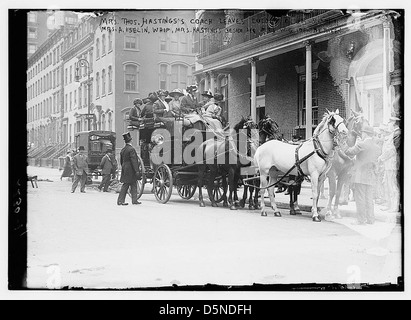 Mme Thos. L'autocar de Hastings quitte Colony Club. 5/10/11. Mme A. Iselin, whip, Mme Hastings, à côté d'elle, Mme W.G. Boucle entre (LOC) Banque D'Images