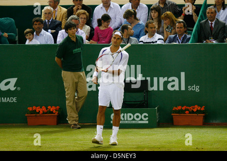 Le joueur de tennis suisse Roger Federer joue avec sa raquette au cours d'un match d'exhibition dans l'île espagnole de Majorque Banque D'Images