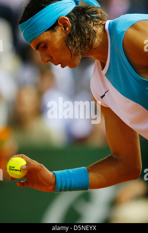 Rafa Nadal se prépare à servir la balle lors d'un match de tournoi dans l'île espagnole de Majorque, Espagne Banque D'Images