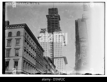 Cette image montre le Woolworth Building à New York, conçu par l'architecte Cass Gilbert, capturé dans les années 1910 comme un exemple emblématique de l'architecture des gratte-ciel. Banque D'Images