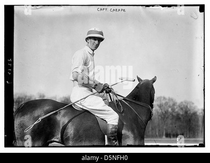 Portrait du capitaine Leslie Cheape, un équestre anglais, photographié dans les années 1910 L'image le montre à cheval, éventuellement lors d'un événement de polo ou d'une compétition, soulignant son implication dans le sport du polo. Banque D'Images