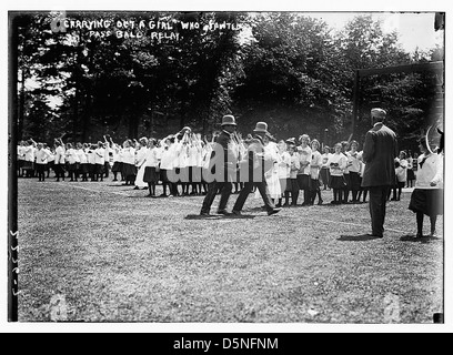 La réalisation d'une fille qui s'évanouit, passez le ballon" (LOC) Banque D'Images