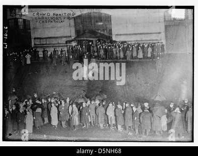 Foule en attente de survivants de Carpathie (LOC) Banque D'Images