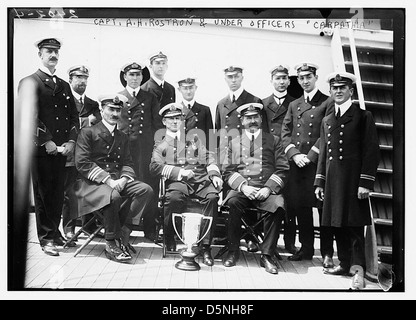 Cette photo en noir et blanc montre le capitaine Rostron et ses officiers du RMS Carpathia, un navire célèbre pour avoir secouru les survivants du Titanic en 1912. Banque D'Images
