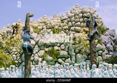 Sculpture de singes et de perroquets dans un pool resort Banque D'Images