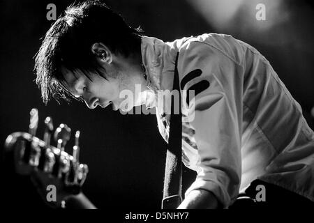 Toronto, Ontario, Canada. 5 avril 2013. Le bassiste JASON MCCASLIN du groupe rock canadien SUM 41 sur la scène du Centre Air Canada à Toronto. (Crédit Image : Crédit : Igor Vidyashev ZUMAPRESS.com/Alamy/Live News) Banque D'Images