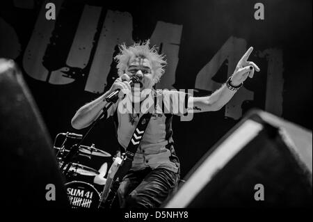 Toronto, Ontario, Canada. 5 avril 2013. Le chanteur et guitariste Deryck Whibley du groupe rock canadien SUM 41 sur la scène du Centre Air Canada à Toronto. (Crédit Image : Crédit : Igor Vidyashev ZUMAPRESS.com/Alamy/Live News) Banque D'Images