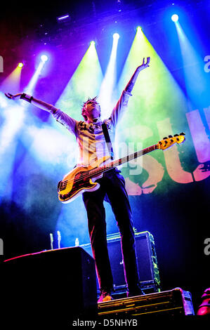 Toronto, Ontario, Canada. 5 avril 2013. Le bassiste JASON MCCASLIN du groupe rock canadien SUM 41 sur la scène du Centre Air Canada à Toronto. (Crédit Image : Crédit : Igor Vidyashev ZUMAPRESS.com/Alamy/Live News) Banque D'Images