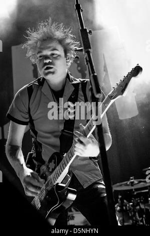 Toronto, Ontario, Canada. 5 avril 2013. Le chanteur et guitariste Deryck Whibley du groupe rock canadien SUM 41 sur la scène du Centre Air Canada à Toronto. (Crédit Image : Crédit : Igor Vidyashev ZUMAPRESS.com/Alamy/Live News) Banque D'Images