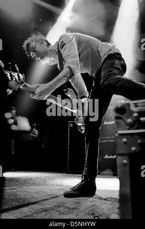 Toronto, Ontario, Canada. 5 avril 2013. Le bassiste JASON MCCASLIN du groupe rock canadien SUM 41 sur la scène du Centre Air Canada à Toronto. (Crédit Image : Crédit : Igor Vidyashev ZUMAPRESS.com/Alamy/Live News) Banque D'Images