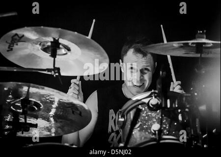 Toronto, Ontario, Canada. 5 avril 2013. Le batteur STEVE JOCZ du groupe rock canadien SUM 41 sur la scène du Centre Air Canada à Toronto. (Crédit Image : Crédit : Igor Vidyashev ZUMAPRESS.com/Alamy/Live News) Banque D'Images