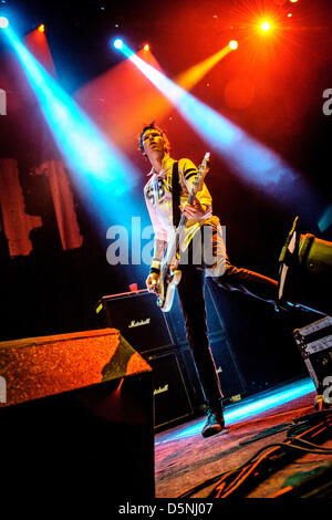 Toronto, Ontario, Canada. 5 avril 2013. Le bassiste JASON MCCASLIN du groupe rock canadien SUM 41 sur la scène du Centre Air Canada à Toronto. (Crédit Image : Crédit : Igor Vidyashev ZUMAPRESS.com/Alamy/Live News) Banque D'Images