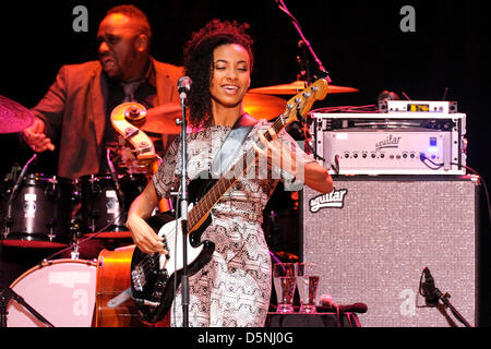 Toronto, Canada. 5 avril 2013. Le bassiste et chanteur américain de jazz Esperanza Spalding effectue au Massey Hall au cours de sa tournée 2013 Radio Music Society. (Us/N8N/Alamy Live News) Banque D'Images