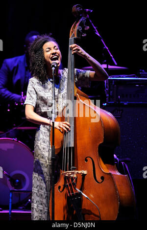 Toronto, Canada. 5 avril 2013. Le bassiste et chanteur américain de jazz Esperanza Spalding effectue au Massey Hall au cours de sa tournée 2013 Radio Music Society. (Us/N8N/Alamy Live News) Banque D'Images