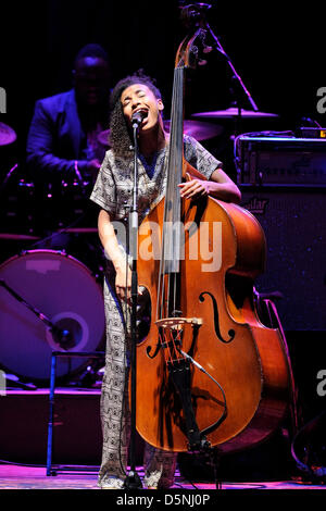 Toronto, Canada. 5 avril 2013. Le bassiste et chanteur américain de jazz Esperanza Spalding effectue au Massey Hall au cours de sa tournée 2013 Radio Music Society. (Us/N8N/Alamy Live News) Banque D'Images