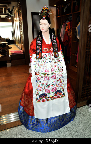 Mannequin en robe de mariage traditionnelle centre d'expérience culturelle de la Corée l'aéroport international Incheon Corée du Sud Banque D'Images