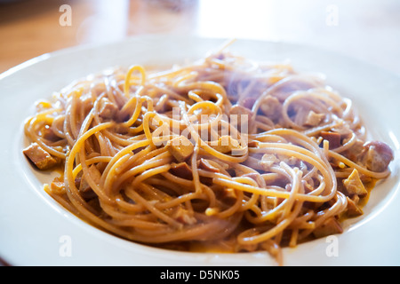Spaghetti alla carbonara, un classique de la cuisine italienne Banque D'Images