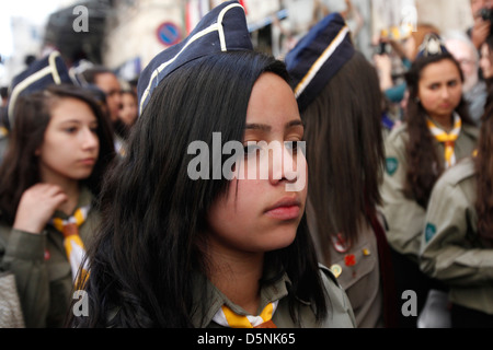 Les Scouts orthodoxes palestiniens se réunissent pour une marche pendant le Vendredi Saint dans la vieille ville de Jérusalem-est Israël Banque D'Images