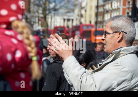 En utilisant un téléphone intelligent Sightseer pour prendre une photo (de la relève de la garde), au centre de Londres. Banque D'Images