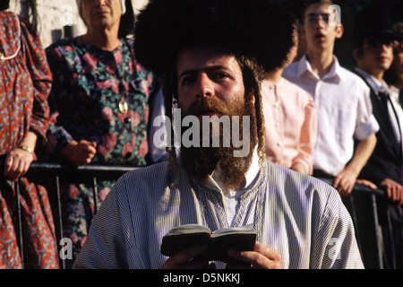 Hasidic Jew portant un chapeau de fourrure de shtreimel porté par de nombreux hommes juifs haredi mariés, sur Shabbat et des vacances juives dans le quartier de Mea Shearim, une enclave ultra-orthodoxe à Jérusalem Ouest Israël Banque D'Images
