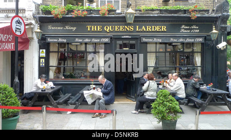 La Queens Larder pub dans Cosmo place près de Russell Square, Londres, Royaume-Uni. Banque D'Images