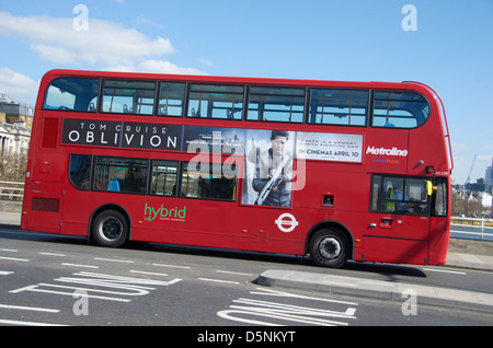 London bus sur Waterloo Bridge à Londres Banque D'Images