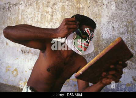 Le processus de faire danse Kathakali traditionnel au centre Kathakali Kerala performance populairement connu comme l'école des arts traditionnels dans la ville de Kochi également connu sous le nom de Cochin dans l'état du Kerala Inde du Sud Banque D'Images