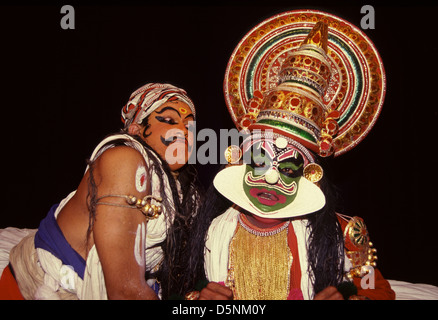 Un artiste montrant une des 9 expressions faciales mentionnées dans Natyasastraat au centre Kathakali Kerala populairement connu comme l'école des arts traditionnels qui les présente au théâtre Kathakali danse traditionnelle-performance dans la ville de Kochi également connu sous le nom de Cochin dans l'état du Kerala Inde du Sud Banque D'Images