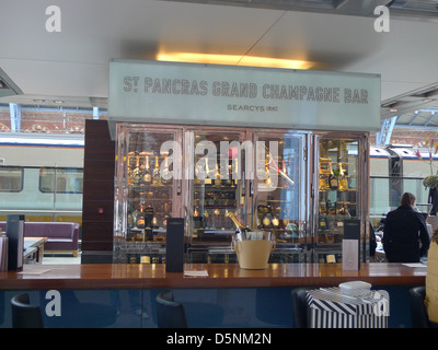 St Pancras Grand Champagne Bar, St Pancras International Station, London, UK. Banque D'Images