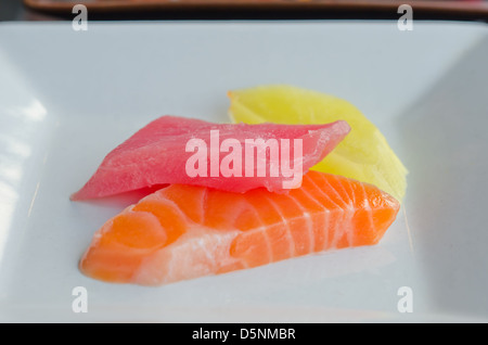 Sashimi de poisson cru ( ) et de légumes marinés de la nourriture de style japonais. Banque D'Images