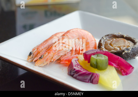 Mélange de légumes marinés , champignons et crevettes bouillies sur lave Banque D'Images