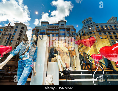 Les Mannequins et réflexions à une fenêtre unique dans l'avenue Gran Via. Madrid. Espagne Banque D'Images