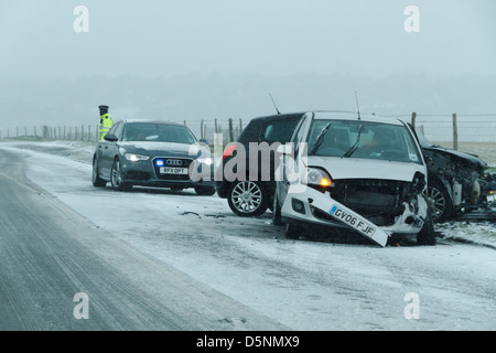 Conditions de conduite dangereuses lluh accident routier neige neigeux glace glissante couverte blizzard crash ambulance police Banque D'Images