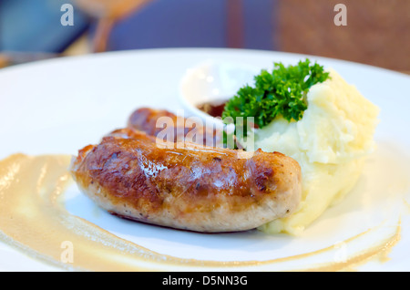 Saucisses grillées et purée de pommes de terre sur lave Banque D'Images