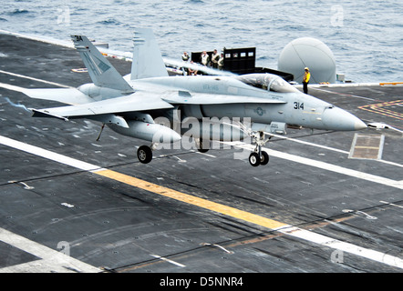 La Marine américaine F/A-18C Hornet atterrit sur le pont du porte-avions USS Nimitz le 4 avril 2013 dans l'océan Pacifique. Banque D'Images