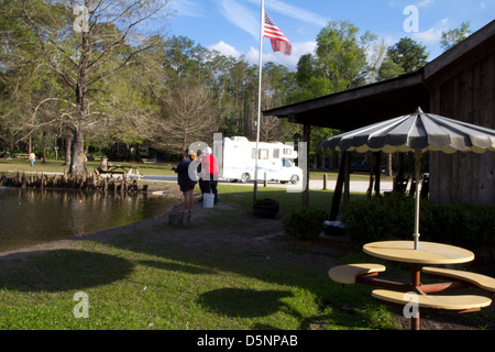 Ernie's d'un étang, avec ses cyprès, de l'île pêche propose gratuitement au public à Highland Park Fish Camp près de Deland, FL. Banque D'Images